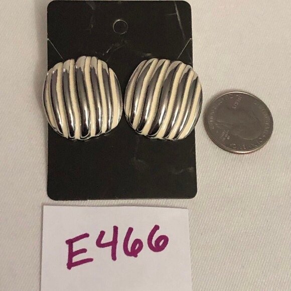 VTG Silver Metal Lined Rounded Square Pierced Earring Studs - Picture 5 of 6